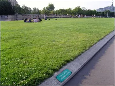 Vers la Seine, des rosiers qui s'panouissent sur les terrasses donnent une touche colore  la rgularit harmonieuse de la perspective. Je suis :