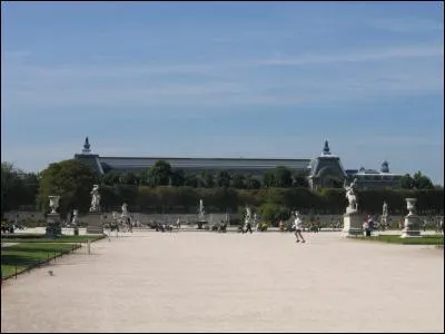 En 1664, Andr Le Notre, crateur des jardins royaux de Versailles, de Marly, de St Cloud et de St Germain, fut charg par Louis XIV de redessiner le jardin. Je suis :