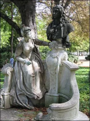 Ce jardin trs frquent, qui est travers par les touristes, reste, malgr tout, un jardin de quartier. Il est frquent par des gnrations sucessives de parisiens. Je suis :