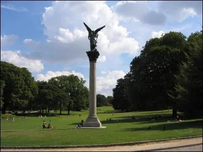 Il est le lieu de dtente favori des tudiants de la Cit Universitaire voisine, qui profitent ds les beaux jours des larges pelouses accessibles au public. Je suis :