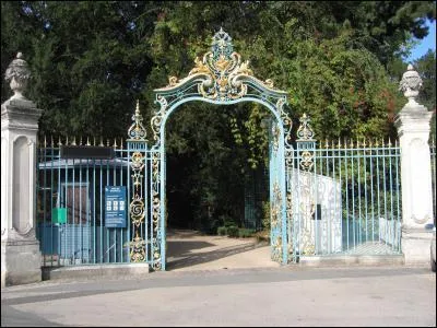 Le parc est ponctu de petits jardins regroupant les fleurs par espces . Un htre pleureur de seulement 140 ans balance dlicatement ses branches vers le bassin des Nymphas. Je suis :