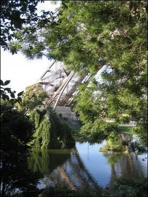 Avec ses 24, 5 ha, c'est l'un des plus grands espaces verts de Paris . Plant de nombreux arbres remarquables, ce parc non clos est accessible de jour comme de nuit. Je suis :