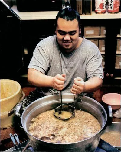 Comment s'appelle le ragot gras et sucr que mangent les sumtori pour prendre du poids ?