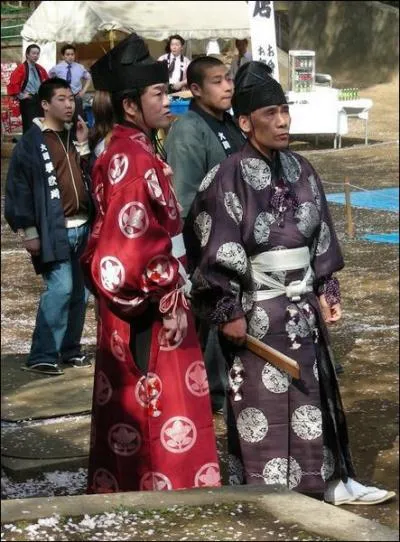 Le gyoji est l'arbitre du sum : quel objet tient-il pendant le combat ?