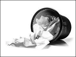 Une poubelle pse 2 kilogrammes vide et 5 kilogrammes pleine, combien pse la poubelle  moiti pleine ?