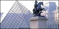 Quelle est la statue prs de la pyramide ?