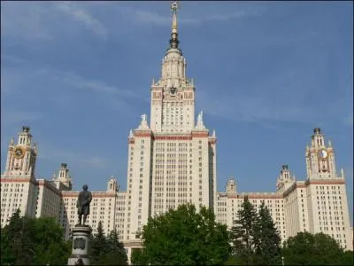 O se situe ce gratte-ciel ?