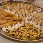 Quels sont ces petits gteaux croquants et fondants, recouverts d'un glaage au sucre et fourrs  la pte d'amandes parfume  le fleur d'oranger ?