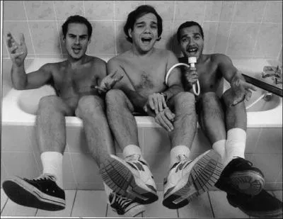 De quelle chanson parodique des Inconnus, les paroles 'Hé Manu ! Tu descends' proviennent-elles ?