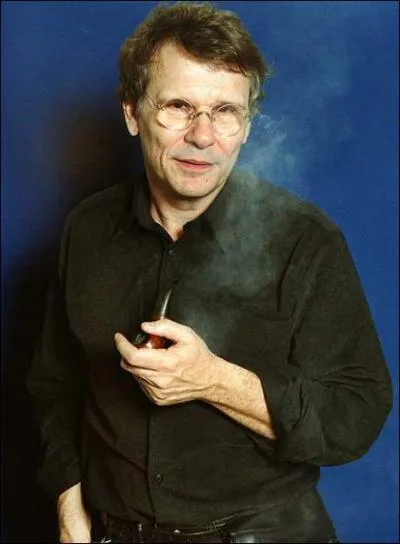 Quel écrivain, longtemps professeur de lettres, a publié 'La petite marchande de prose' en 1989 ?