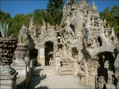 Dans quel dpartement franais visite-t-on le Palais idal du facteur Cheval ?