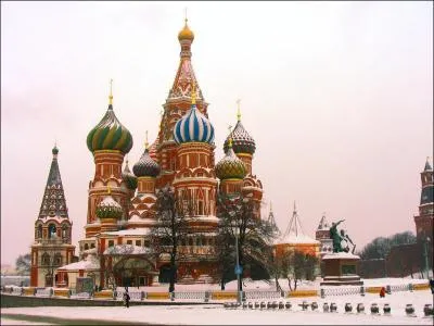 Dans quelle ville russe peut-on voir cette basilique ?