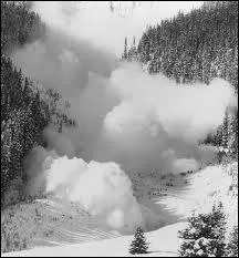 Quand une avalanche est dite 'spontane', c'est :