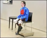Avant de chevaucher leur monture les jockeys doivent monter sur la balance avec leur selle. Cette pese est trs importante et peut influencer sur la course. Pourquoi ?