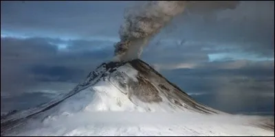 Quel est le seul volcan des glaces en activité ?