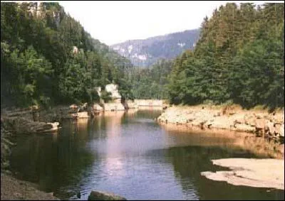 Par quelles lettres se termine le nom département français qui a pour numéro le 25 ?