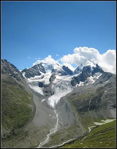 Quel pays est séparé de l'Italie par le massif de la Bernina ?