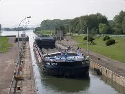 Construite dans les annes 60 ; l'cluse de Koegsmacker rgule les eaux de ... .