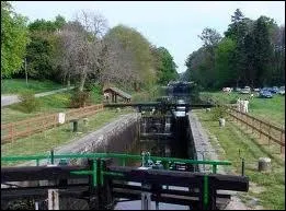 Situe en Bretagne; l'cluse de Hd-Bazouges contrle la circulation sur... .