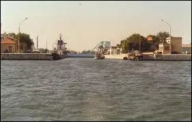 L'cluse de St Gilles , qui relie le petit-rhne au canal du Rhne en :