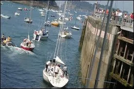Cette cluse est unique en france, elle sert au passage des bateaux entre une rivire et la mer; elle se sit ue sur :