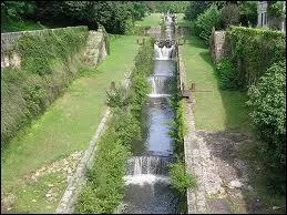 L'escalier d'cluses de Tuilires, situ sur le canal de Lalinde latral  :