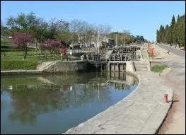 Cette cluse; est l'une des 7 encore en fonction  Fonsranes, sur le :