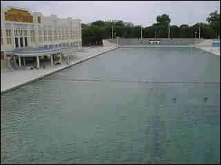 Cette piscine de 200m de long est situ :