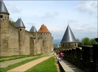 Pourquoi la forteresse est-elle passe aux mains de Simon de Montfort ?