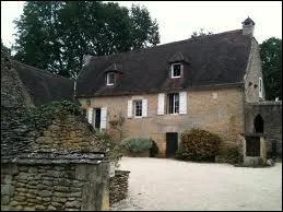 Ferme au toit trs pentu, couvert de lauzes : nous sommes dans le... .