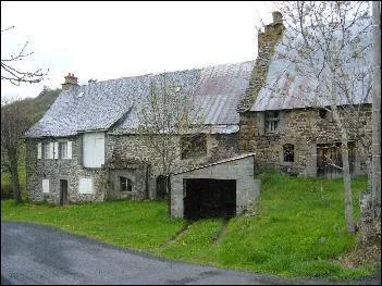 Ferme en pierre volcanique trs rustique et ses dpendances dans le... .