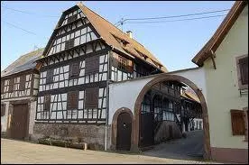 Maison  colombages au toit pentu en tuiles plates en... .