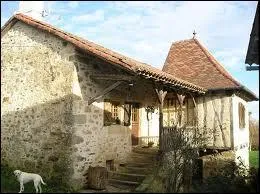 Pigeonnier et modeste perron appell 'bolet' : une maison paysanne du... .