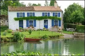 Murs  la chaux blanche, ouvertures peintes en bleu : la maison type du ... .