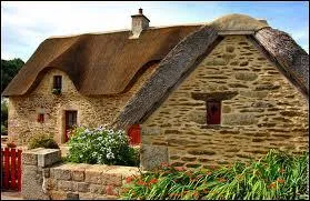 Massive et sobre  la fois, en granit et toit de chaume : l'habitat type en ... .