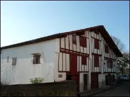 Ferme labourdine avec porche en... .