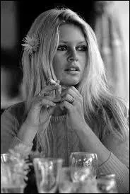 Dans quel film de Jean Boyer Brigitte Bardot a-t-elle dbut dans un petit rle ?