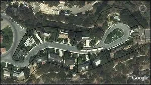 Comment s'appelle la petite ville paisible o rgnent ces bonnes mres de famille ?