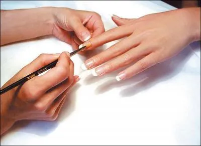 Pour me faire soigner les mains, je vais chez :