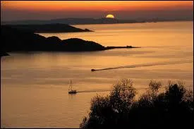 Laquelle de ces îles d'Hyères se distingue par son camp naturiste ?
