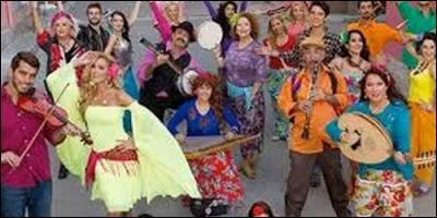 Comment appelle-t-on un peuple qui voyage, chante et danse ?