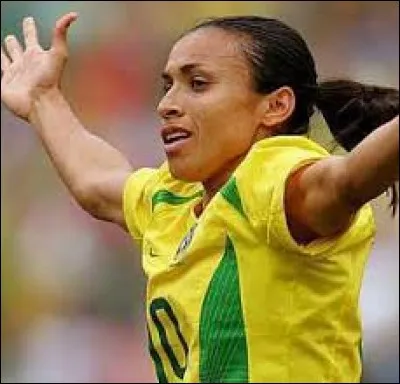 Discussion au café : 
''Au Brésil, il n'y a que des putes ou 
des footballeurs ! 
- Ah ! Je regrette mais c'est faux monsieur ! ... Je suis marié à une brésilienne ! 
- ----------------------------------- ''