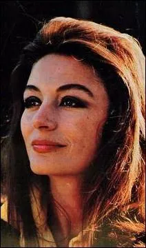 Ne le 27 avril 1927, cette actrice a jou dans 'Les Amants de Vrone', 'Un homme et une femme'