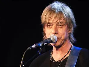 N le 12 avril 1955, auteur-compositeur-interprte, guitariste, artiste de rock membre du groupe 'Tlphone'
