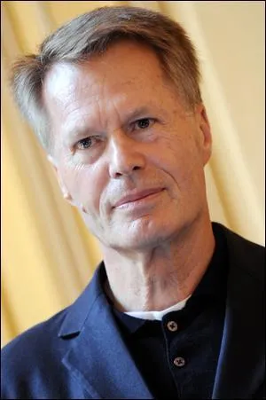 N le 13 avril 1940, crivain laurat du prix Nobel en 2008. Parmi ses livres : 'Le Procs-verbal', 'Le Dluge', 'Dsert'