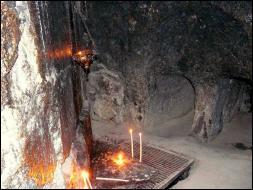 Dans quel lieu saint peut-on visiter la grotte où se situait le tombeau du Christ ?