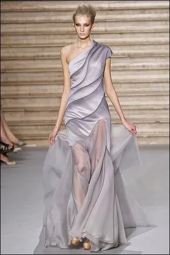 Quel clbre couturier a t suspendu aprs avoir profr des injures racistes ?