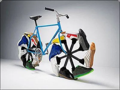 Quelle est la marque de la chaussure noire et verte ?