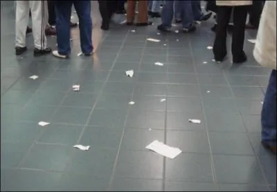 A l'hippodrome, les joueurs jettent leurs billets perdants par terre, c'est une habitude plutt cracra . . mais c'est comme cela ?