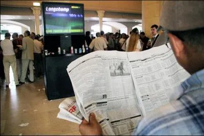 A l'entre, je prends une grande feuille o sont inscrites toutes les courses de la journe, ainsi que la performance des chevaux ?